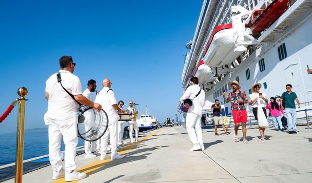 Bodrum'a gelen turistler Türk ezgileriyle karşılandı