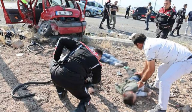 Ticari araçla otomobil çarpıştı... 1 kişi öldü 8 kişi de yaralandı