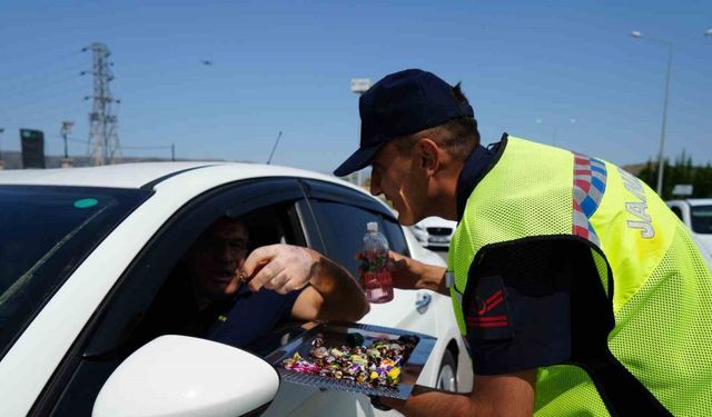 43 ilin geçiş güzergahında bayram hareketliliği: Uygulama noktalarında şeker ve kolonya ikram edildi
