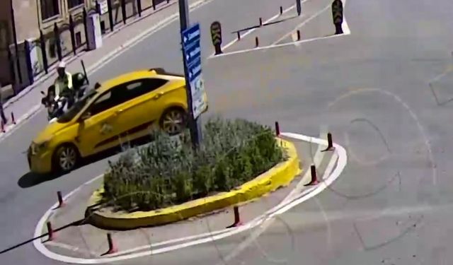 Amasya’da motosikletli polis ile ticari taksi çarpıştı: Kaza anı kamerada