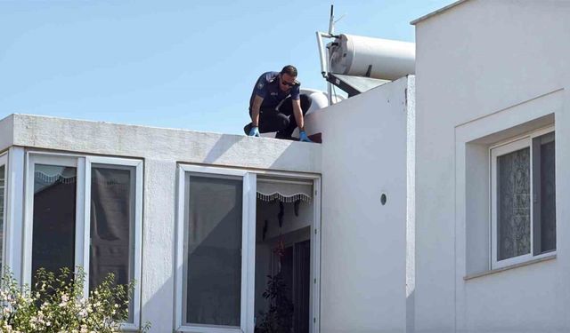 Anahtarını unutunca çatıdan eve girmeye çalışırken düşen emekli polis hayatını kaybetti
