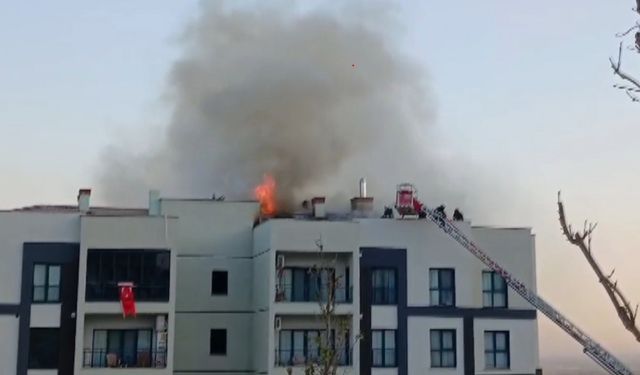 Apartmanın çatısında çıkan yangın paniğe neden oldu