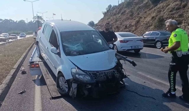 Aynı istikametteki araca çarptıktan sonra Karşı şeride geçip tur aracına çarptı: 3 yaralı