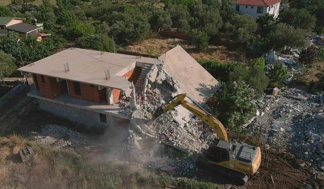 Ayvacık’ta 52 kaçak yapı yıkıldı
