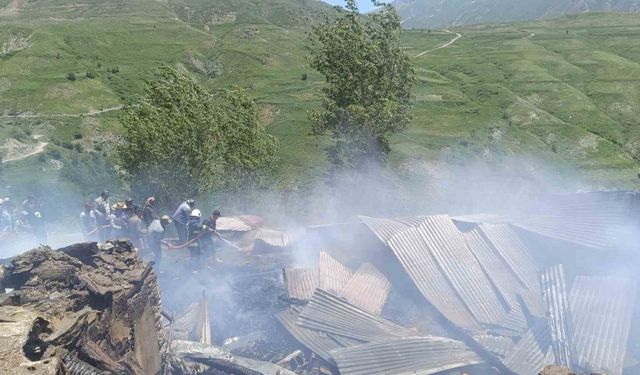 Bahçesaray’da ev yangını: Dumandan zehirlenen 14 yaşındaki çocuk öldü