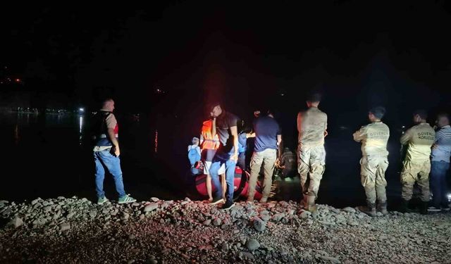 Balık tutmak için nehre giren şahıs akıntıya kapıldı, arama çalışması başlatıldı
