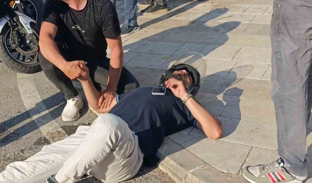 Başını kaldırıma çarpan motosikletli kask sayesinde kazayı ucuz atlattı