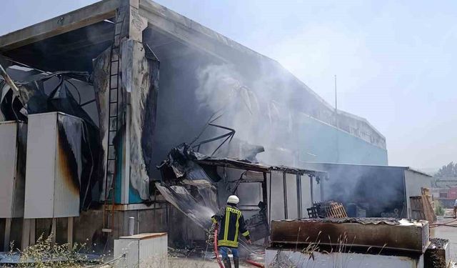 Çanakkale’de plastik cam fabrikasında çıkan yangın söndürüldü, 1 çalışan yaralandı
