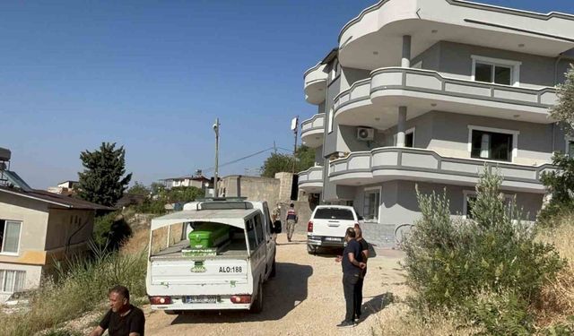 Cani baba 12 yaşındaki kızını öldürdü, eşini ağır yaraladı