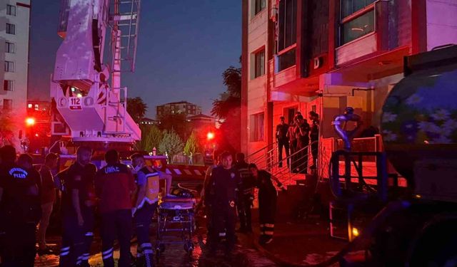 Diyarbakır’daki yangında can pazarı: Mahsur kalan bebek kurtarıldı