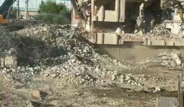 Elazığ’da ağır hasarlı bina tek dokunuşla yıkıldı