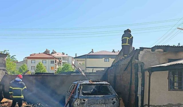 Elazığ’da korkutan yangın: Araba kullanılamaz hale geldi, odunluk kül oldu