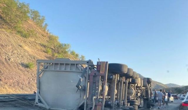 Elazığ’da tır devrildi: 1 yaralı