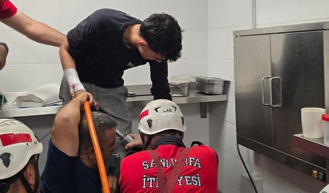 Elini kaptırdığı makineyle hastaneye götürüldü