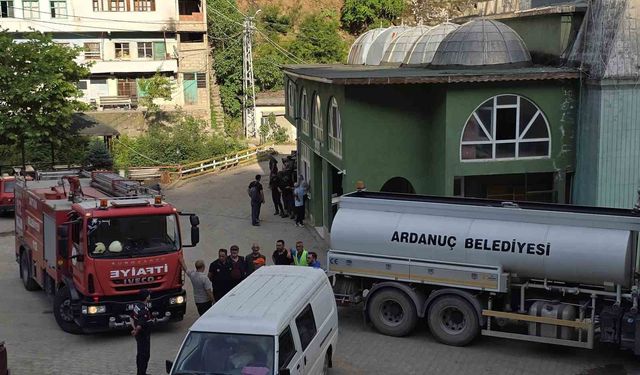 Evde çıkan yangına kovalarla taşıdıkları suyla müdahale ettiler