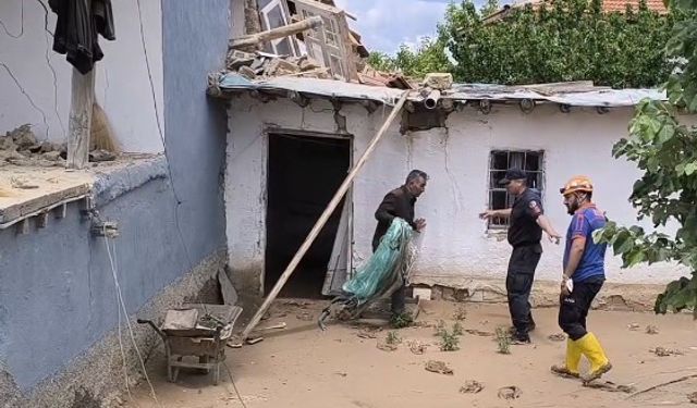 Evini kaybetti, ekmek teknesini enkazdan çıkardı