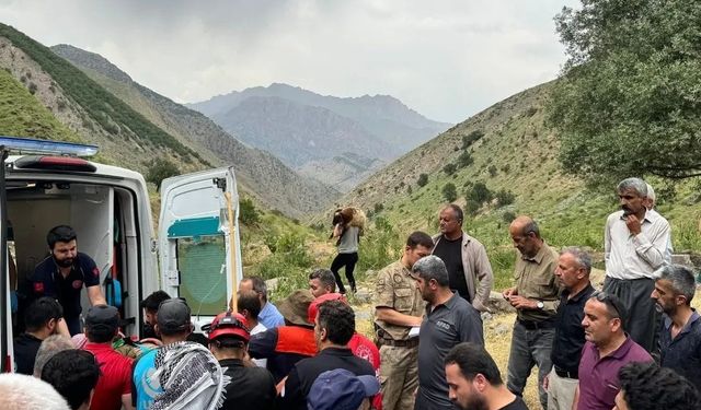 Hakkari’de dağdan düşen yaralı şahıs kurtarıldı