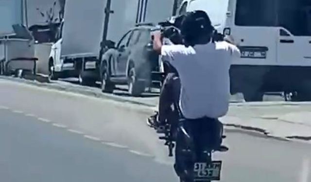 Hatay’da motosikletlinin tehlikeli hareketleri yürekleri ağza getirdi