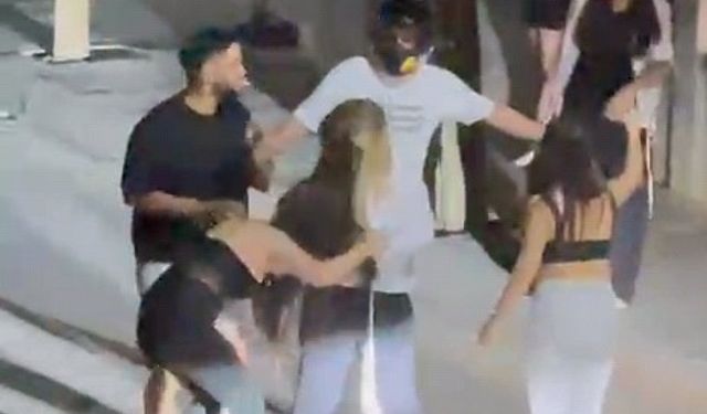 İki genç kızın saç saça kavgası kamerada