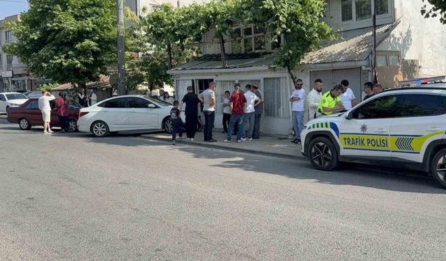 İki otomobil çarpıştı, duramayan araç evin duvarına çarptı