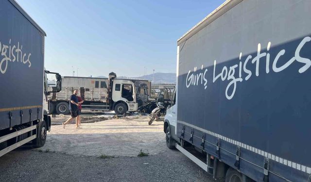 İzmir’de boş arazide çıkan yangın mahalleye sıçradı