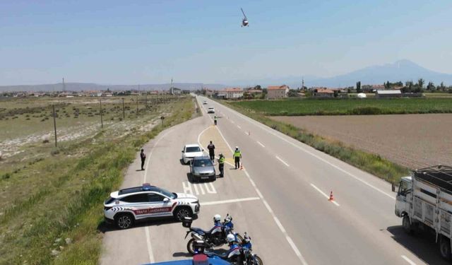 Jandarma, trafiği cayrokopter ve dron ile denetliyor