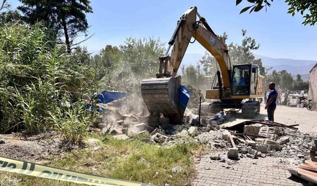 Kaçak yapı yıkımında gerginlik: 1 yaralı, 2 gözaltı