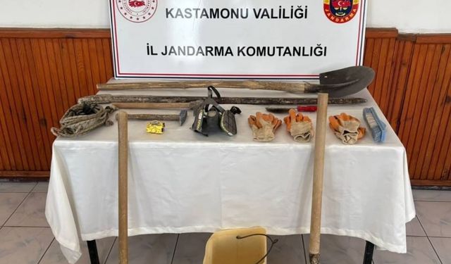 Kastamonu’da kaçak kazı yaparken yakalanan 3 kişi yakalandı