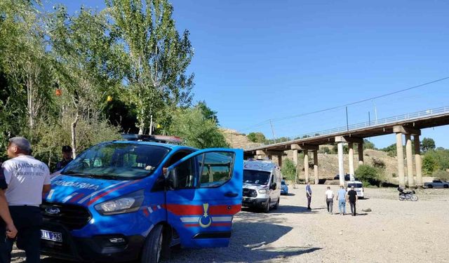 Nehre atlayan yaşlı adamı tekne turu yapanlar kurtardı