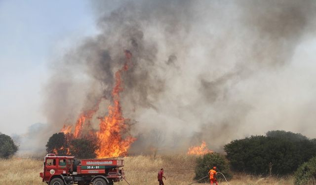 Kula’da makilik alanda çıkan yangında soğutma çalışmaları sürüyor