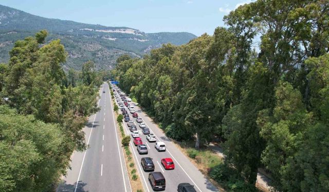 Marmaris-Gökova yolunda 7 kilometrelik araç kuyruğu havadan görüntülendi