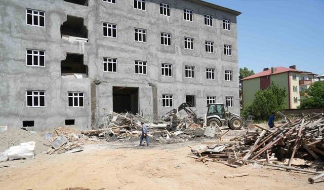 Muş’ta sundurma çöktü, 2 işçi yaralı