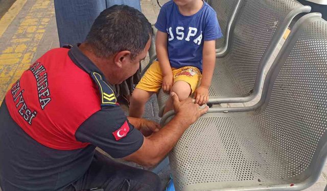 Otobüs beklerken ayağı oturağa sıkışan çocuğun imdadına itfaiye yetişti