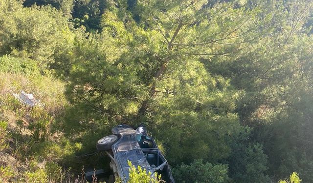 Otomobil uçurumdan uçtu: 1 ölü, 2 yaralı