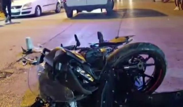 Otomobille çarpışan motosikletin sürücüsü metrelerce savruldu: Kaza anı kamerada