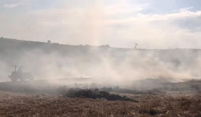 Sakarya’da yangın: 200 saman balyası yandı, çiftçiler traktörleriyle müdahale etti