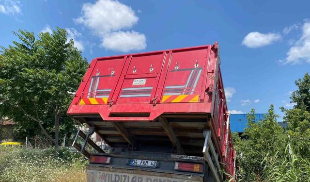 Sancaktepe’de kamyon ve çekici yol kenarına uçtu: 3 yaralı
