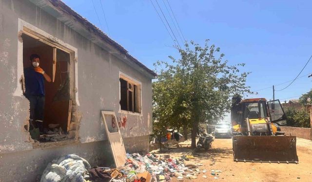 Sokaklarda topladığı çöpleri 7 yıldır evinde biriktiren zihinsel engelli kadının çöp evinde temizlik çalışması başladı