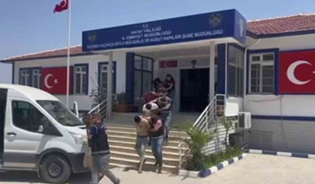 Şüphe uyandırmamak için LG logolu teknik servis aracıyla göçmen kaçırırken yakalandılar