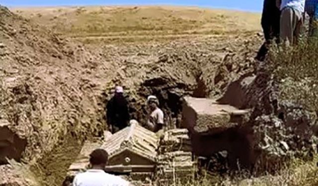 Tarlayı kazarak buldukları lahdi bırakıp kaçtılar