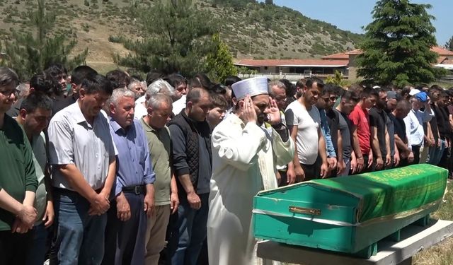Trafik kazasında hayatını kaybeden genç, son yolculuğuna uğurlandı