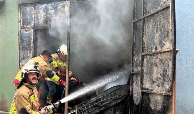 Turgutlu’da elektrik tesisatından çıkan yangında 2 ev küle döndü