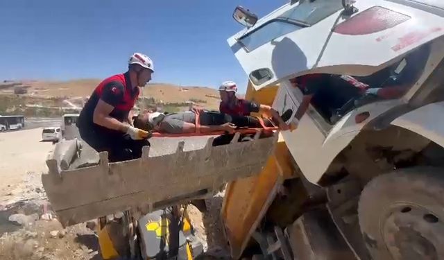 Yaralı sürücü kepçe ile kurtarıldı