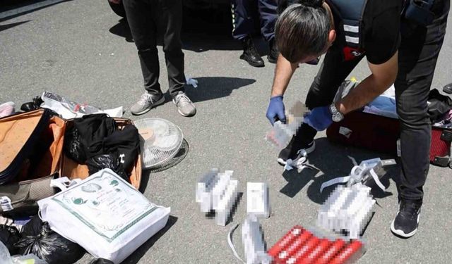 Yolcu otobüsündeki valizden kaçak sigara çıktı