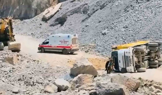 Yüksekova kamyon devrildi: 1 yaralı