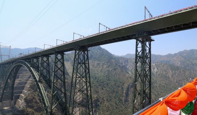 Dünyanın en yüksek demiryolu köprüsü hizmete açıldı