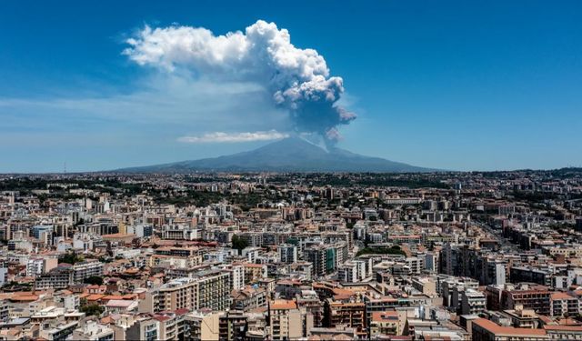 Etna Yanardağı yeniden patladı! Kül bulutları gökyüzünü kapladı
