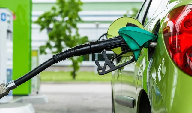 Benzin ve motorine bir zam daha! Litresi 60 liraya dayandı