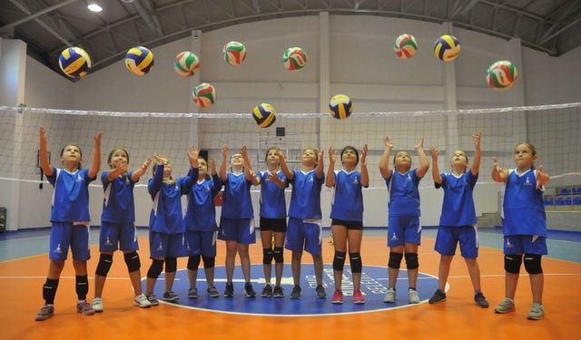 İzmir'de yaz spor okulları başlıyor: 17 tesiste ücretsiz eğitim