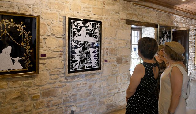 ‘İzler’ isimli sergisi Kuşadası'nda açıldı